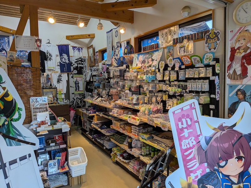 引き戸の向こうの等身大パネル